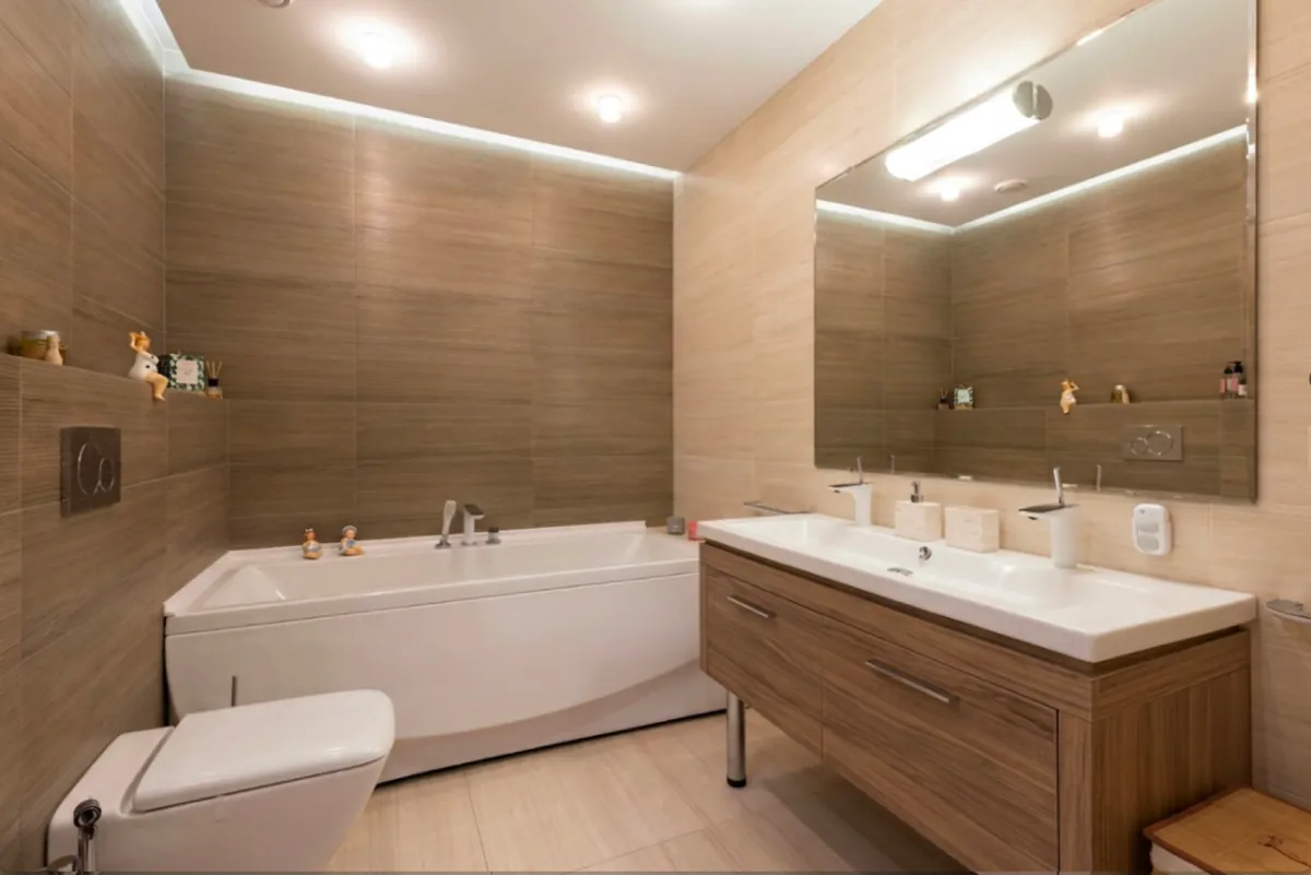 Salle de bain après covering vinyle du meuble vasque